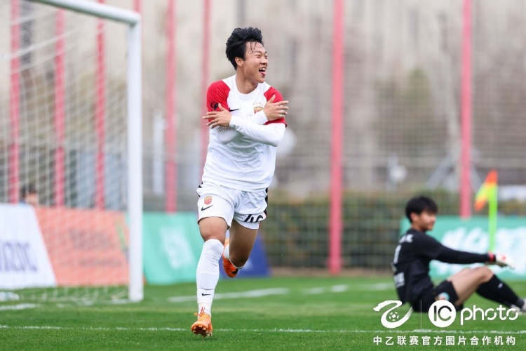 KOK体育登录入口-上海海港富盛经开6-1上海赛更达，李圣龙双响杨黔东获处子球